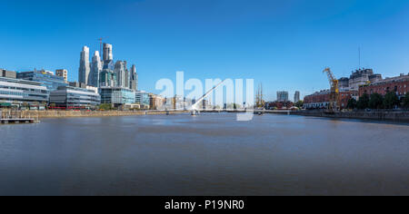 Vue panoramique de Puerto Madero et les femmes (pont Puente de la Mujer) - Buenos Aires, Argentine Banque D'Images