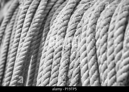 Photo noir et blanc de l'ancien bateau de cordes, selective focus, fond marin. Banque D'Images