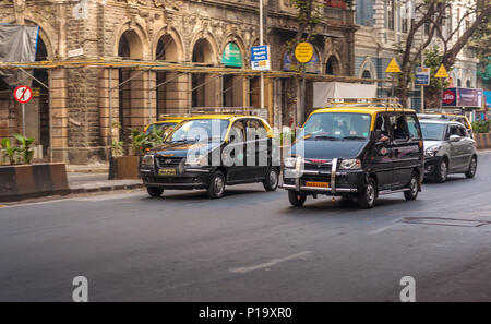 MUMBAI, INDE - Le 4 décembre 2016 : les indiens traditionnels en taxi noir et jaune le long des rues de Mumbai Banque D'Images