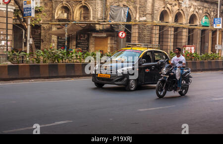 MUMBAI, INDE - Le 4 décembre 2016 : les indiens traditionnels en taxi noir et jaune le long des rues de Mumbai Banque D'Images