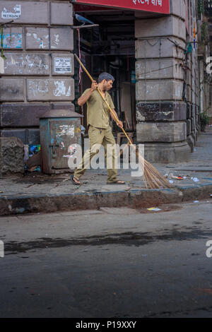 MUMBAI, INDE - Le 4 décembre 2016 : un mâle sweeper au travail autour de la Voirie de Mumbai, Inde Banque D'Images