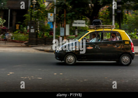 MUMBAI, INDE - Le 4 décembre 2016 : les indiens traditionnels en taxi noir et jaune le long des rues de Mumbai Banque D'Images