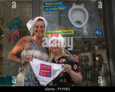 Hampshire maman Brisdion Sarah, 38 ans, de Brockenhurst, avec l'actrice Sam, mène la campagne d'invalidité Renke assis sur les toilettes dans la fenêtre de l'Bathstore Baker Street. Sarah fait campagne pour sensibiliser la population de pauvres toilettes accessible aux personnes à mobilité réduite. Londres, Royaume-Uni. Avec : Atmosphère, voir Où : London, England, United Kingdom Quand : 11 mai 2018 Credit : Wheatley/WENN Banque D'Images