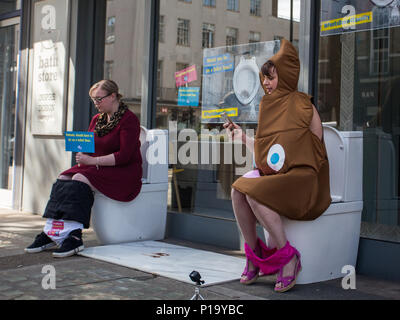 Hampshire maman Brisdion Sarah, 38 ans, de Brockenhurst, avec l'actrice Sam, mène la campagne d'invalidité Renke assis sur les toilettes dans la fenêtre de l'Bathstore Baker Street. Sarah fait campagne pour sensibiliser la population de pauvres toilettes accessible aux personnes à mobilité réduite. Londres, Royaume-Uni. Avec : Sarah Brisdion Où : London, England, United Kingdom Quand : 11 mai 2018 Credit : Wheatley/WENN Banque D'Images