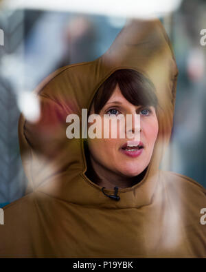 Hampshire maman Brisdion Sarah, 38 ans, de Brockenhurst, avec l'actrice Sam, mène la campagne d'invalidité Renke assis sur les toilettes dans la fenêtre de l'Bathstore Baker Street. Sarah fait campagne pour sensibiliser la population de pauvres toilettes accessible aux personnes à mobilité réduite. Londres, Royaume-Uni. Avec : Sarah Brisdion Où : London, England, United Kingdom Quand : 11 mai 2018 Credit : Wheatley/WENN Banque D'Images