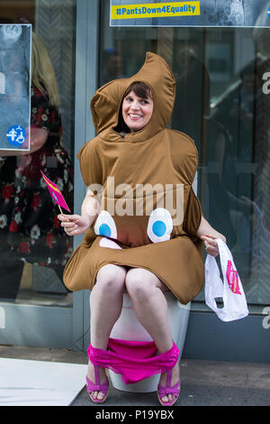 Hampshire maman Brisdion Sarah, 38 ans, de Brockenhurst, avec l'actrice Sam, mène la campagne d'invalidité Renke assis sur les toilettes dans la fenêtre de l'Bathstore Baker Street. Sarah fait campagne pour sensibiliser la population de pauvres toilettes accessible aux personnes à mobilité réduite. Londres, Royaume-Uni. Avec : Sarah Brisdion Où : London, England, United Kingdom Quand : 11 mai 2018 Credit : Wheatley/WENN Banque D'Images