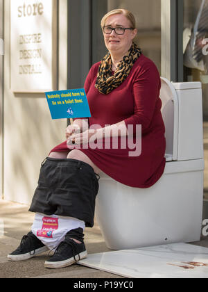 Hampshire maman Brisdion Sarah, 38 ans, de Brockenhurst, avec l'actrice Sam, mène la campagne d'invalidité Renke assis sur les toilettes dans la fenêtre de l'Bathstore Baker Street. Sarah fait campagne pour sensibiliser la population de pauvres toilettes accessible aux personnes à mobilité réduite. Londres, Royaume-Uni. Avec : Atmosphère, voir Où : London, England, United Kingdom Quand : 11 mai 2018 Credit : Wheatley/WENN Banque D'Images