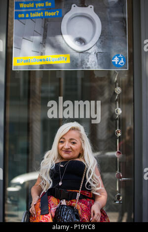 Hampshire maman Brisdion Sarah, 38 ans, de Brockenhurst, avec l'actrice Sam, mène la campagne d'invalidité Renke assis sur les toilettes dans la fenêtre de l'Bathstore Baker Street. Sarah fait campagne pour sensibiliser la population de pauvres toilettes accessible aux personnes à mobilité réduite. Londres, Royaume-Uni. Avec : Sam Renke Où : London, England, United Kingdom Quand : 11 mai 2018 Credit : Wheatley/WENN Banque D'Images