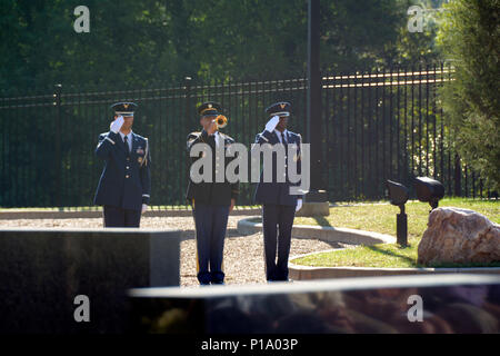 North Carolina Air National Guard (NCANG) les membres de la garde d'honneur effectuer le "Pre" et rendre un hommage lors de la cérémonie commémorative annuelle qui s mur défunt proches en face de la famille et les amis à la base NCANG, Charlotte Douglas Int'l. L'aéroport, le 2 octobre 2016. Les noms des membres qui ont réussi sont immortalisés chaque année comme un hommage durable à ces individus qui ont contribué à établir la fière tradition sur laquelle le NCANG est construit. (U.S. Photo de la Garde nationale aérienne par le sergent. Laura Montgomery) Banque D'Images