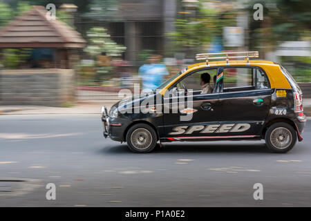 MUMBAI, INDE - Le 4 décembre 2016 : les indiens traditionnels en taxi noir et jaune le long des rues de Mumbai Banque D'Images