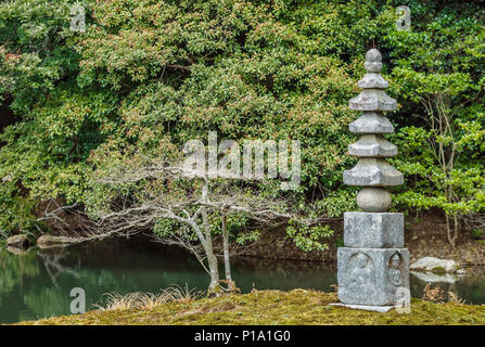 L'étang an-min-Taku et la pagode de pierre Hakuja-no-Tsuka au jardin du temple Rokuon-ji à Kyoto, au Japon Banque D'Images