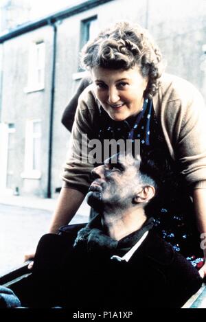 Titre original : mon pied gauche. Titre en anglais : mon pied gauche. Film Réalisateur : Jim Sheridan. Année : 1989. Stars : DANIEL DAY-LEWIS ; BRENDA FRICKER. Copyright : Editorial l'intérieur uniquement. C'est un document distribué au public. Les droits d'accès uniquement, aucune licence de droit d'auteur prévue. Autorisation obligatoire à l'icône visuelle (www.visual-icon.com) est requise pour la reproduction de cette image. Credit : Grenade/MIRAMAX / Album Banque D'Images