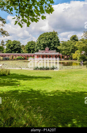 L'étang chinois et la maison de l'abbaye de Woburn et Jardins, près de Woburn, Bedfordshire, Angleterre. C'est le siège du Duc de Bedford et l'emplacement de Banque D'Images