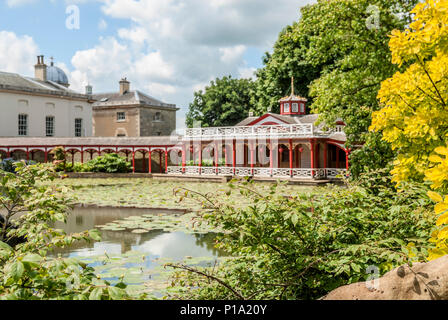 Chinese Pond et maison à Woburn Abbey and Gardens, près de Woburn, Bedfordshire, Angleterre Banque D'Images