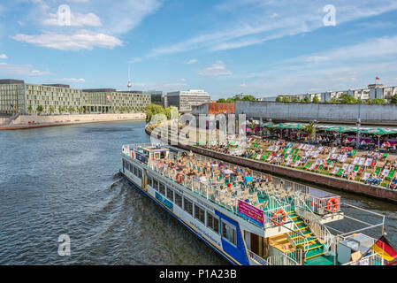 Berlin Riverside pubs en plein air à la rivière Spree au quartier du gouvernement, en Allemagne Banque D'Images