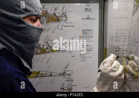 161001-N-FP878-064 MER MÉDITERRANÉE (oct. 1, 2016) Le lieutenantj.g. Ian Johnston d'Aurora, Colorado, parcelles faux blessés lors d'une évolution de l'équipe ingénierie de formation à bord de l'USS Ross (DDG 71) 1er octobre 2016. Ross, une classe Arleigh Burke destroyer lance-missiles, l'avant-déployé à Rota, Espagne, mène des opérations navales dans la sixième flotte américaine zone d'opérations à l'appui de la sécurité nationale des États-Unis en Europe et en Afrique. (U.S. Photo par Marine Maître de 1re classe Theron J. Godbold/libérés) Banque D'Images