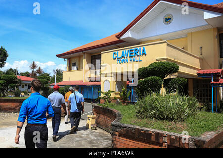 États-unis et les membres de service philippin à pied vers la municipalité de Claveria's town hall pour rencontrer les principaux dirigeants pour discuter des futurs efforts humanitaires au cours de l'exercice d'atterrissage amphibie des Philippines (33) PHIBLEX à Cagayan Valley, Philippines, Octobre 5, 2016. PHIBLEX-américain annuel est un exercice bilatéral militaire des Philippines qui combine les capacités amphibies et de tir réel avec assistance civique humanitaire visant à renforcer l'interopérabilité et les relations de travail. (U.S. Marine Corps photo par MCIPAC Cpl Caméra de combat. Allison Lotz/libérés) Banque D'Images