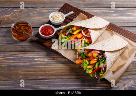 Tortilla mexicaine : spécial avec le poulet et les légumes. Banque D'Images