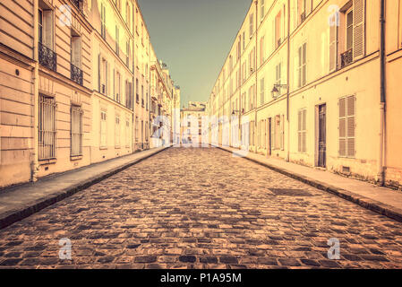 Rue pavée pittoresque dans Paris, France Banque D'Images