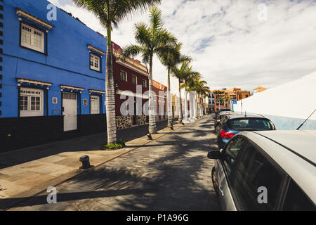 Façades de maisons colorées et de palmiers sur la rue typique des Canaries, Puerto de La Cruz, Tenerife, Espagne. Banque D'Images