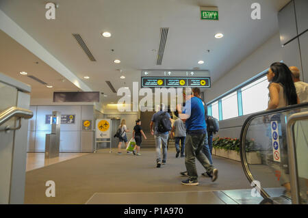 Hall des arrivées à l'aéroport international Ben Gourion, à Tel Aviv, Israël, Banque D'Images