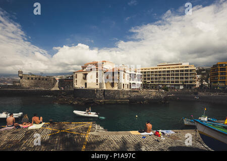 Port de pêche avec piscine et bain de soleil personnes à Puerto de La Cruz, Tenerife, Espagne. Banque D'Images