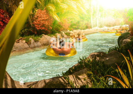 Personnes flottant sur la rivière paresseuse au Siam Park, Tenerife, Espagne. Banque D'Images