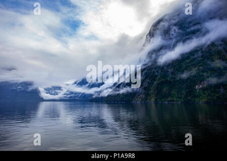 Temps de brouillard dans le parc national de Fiordland Milford Sound plus populaire destination de voyage en Nouvelle Zélande Banque D'Images