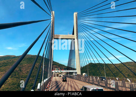 Hong Kong. Pont de Tsing Ma est l'un des ponts de suspension plus longue portée au monde qui relie les nouveaux territoires de Hong Kong et l'île de Lantau. Banque D'Images