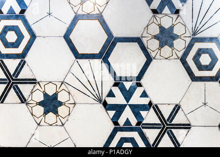 Salle de bains moderne, de couleur hexagonal toilette cuisine ou de carreaux de céramique murale. Bleu et blanc artistique hexagonale ornemental de carreaux de céramique texture pattern Banque D'Images