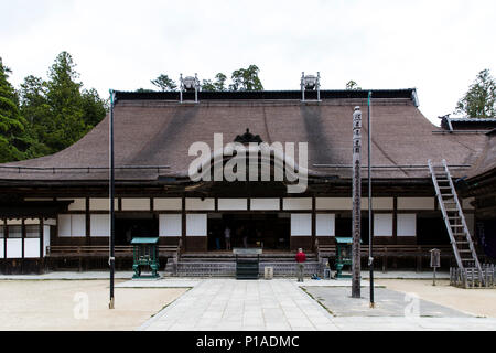 Vue extérieure du Temple Kongobu-ji, Koyasan. C'est le siège de la secte bouddhiste Shingon au Japon. Banque D'Images