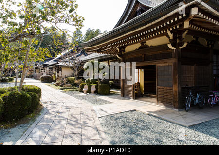 Une architecture traditionnelle en bois du Ryokan Japonais Gîtes à Koyasan, Wakayama, Japon. Banque D'Images