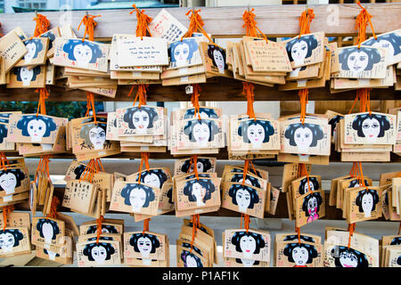 Plaques en bois appelée ema à gauche par les fidèles qui écrivent leurs prières ou souhaits sur à Ohatsu Tenjin culte, Osaka, Japon. Banque D'Images