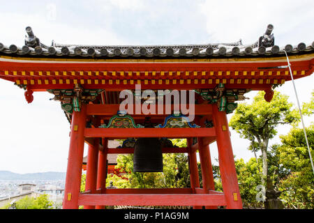 Le Clocher connu comme Shoro du Temple Kiyomizu-dera, temple bouddhiste de Kyoto, au Japon. Banque D'Images