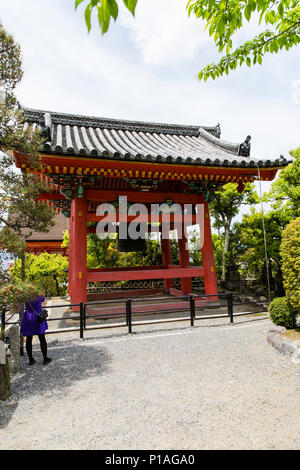 Le Clocher connu comme Shoro du Temple Kiyomizu-dera, temple bouddhiste de Kyoto, au Japon. Banque D'Images