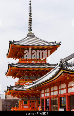 Sanjunoto Pavillion et Asakura-do de culte dans l'enceinte de Temple Kiyomizu-dera, Kyoto, Japon. Banque D'Images