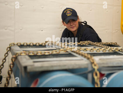 161006-N-VR008-0183 POINT LOMA, en Californie (oct. 6, 2016) Seaman Jailene Benitez, affecté à l'Amérique d'assaut amphibie USS LHA (6), fixe explosées en magasin magazine prix quatre. L'Amérique est un navire d'assaut amphibie centré sur l'aviation qui prend en charge les besoins de l'aviation maritime, à petite échelle, à des opérations d'urgence d'un groupe expéditionnaire, de l'entrée forcée dans les grandes missions de théâtres de guerre. (U.S. Photo de la marine par le maître de 3e classe Kyle Goldberg/libérés) Banque D'Images