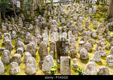 Une grande collection de petites statues Jizo dans le parc du Temple Kiyomizu-dera, Kyoto, Japon. Banque D'Images