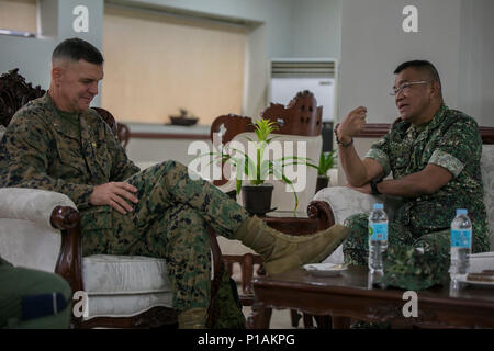 U.S. Marine Brigue. Le général John Jansen (à gauche), commandant général de la 3D Marine Expeditionary Brigade, III Marine Expeditionary Force, et des Philippines, le général de Marine Andre costales, commandant de la Marine Corps, discuter de la guerre amphibie à l'idéologie de Clark Air Base, Philippines, le 7 octobre 2016. La paire a assisté à la première opération de l'entrée forcée de démonstration dans le Subic Bay dans le cadre de l'exercice de débarquement amphibies des Philippines (33 PHIBLEX). PHIBLEX-américain annuel est un exercice bilatéral militaire des Philippines qui combine les capacités amphibies et de tir réel avec une civic humanitaire Banque D'Images