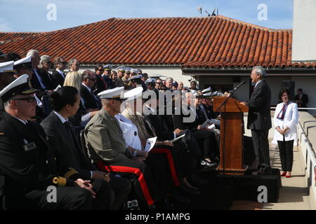 Le maire de San Francisco Edwin M. Lee accueille les membres de service et distingués invités à la Semaine de la flotte de San Francisco de 2016 Parade de navires, le 7 octobre 2016. Le défilé a été une démonstration de la Marine américaine, la Garde côtière et la Marine royale du Canada, dans les bateaux qui passe sous le Golden Gate Bridge. San Francisco Fleet Week est un événement où des milliers de Marines et les marins viennent de mettre en valeur les capacités de l'équipe de Navy-Marine Corps aux résidents locaux, et une occasion pour les militaires de se rencontrer et de remercier la communauté pour son soutien. (U.s. Marine Corps Photo par Lance Cpl. Robert Alejandre) Banque D'Images