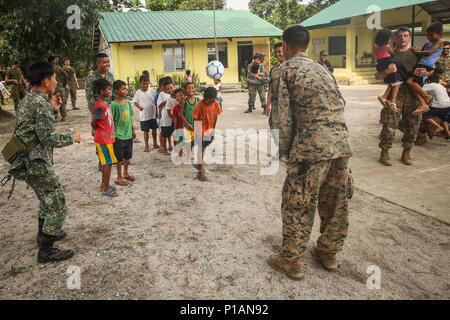 Marines des États-Unis avec l'Équipe de débarquement du bataillon, 2e Bataillon, 4e Régiment de Marines, 31e Marine Expeditionary Unit, rencontrer, saluer et jouer à des jeux avec des enfants philippins au cours d'une visite à une école locale au cours de l'exercice d'atterrissage amphibie des Philippines (33) PHIBLEX sur le Colonel Ernesto Ravina Air Base, Philippines, le 6 octobre 2016. PHIBLEX-américain annuel est un exercice bilatéral militaire des Philippines qui combine les capacités amphibies et de tir réel avec assistance civique humanitaire visant à renforcer l'interopérabilité et les relations de travail. (U.S. Marine Corps photo par Lance Cpl. Jay A. Parcs/libéré) Banque D'Images