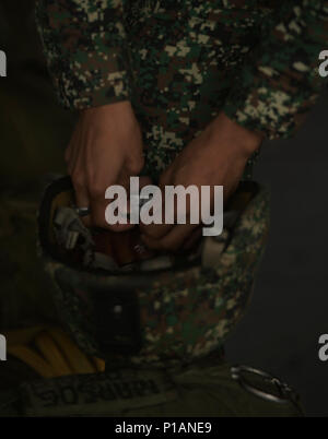 Marine Philippine Le Cpl. Jeferson Manuel, d'Ilocos Norte, Philippines, vérifie son équipement sur la base aérienne de Clark, aux Philippines, au cours de l'exercice d'atterrissage amphibie des Philippines (33 PHIBLEX), le 7 octobre 2016. PHIBLEX-américain annuel est un exercice bilatéral militaire des Philippines qui combine les capacités amphibies et de tir réel avec assistance civique humanitaire visant à renforcer l'interopérabilité et les relations de travail. Manuel est un Marine aéroporté en formation pour les missions de reconnaissance. (U.S. Marine Corps photo par Lance Cpl. Nelson Dueñas/libérés) Banque D'Images