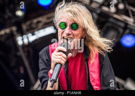 La Suède, Solvesborg - June 09, 2017. Le groupe de hard rock américain Kix effectue un concert live au cours de la fête de la musique suédoise Sweden Rock Festival 2017 Dans Blekinge. Ici le chanteur Steve Whiteman est vu sur scène. (Photo crédit : Gonzales Photo - Terje Dokken). Banque D'Images