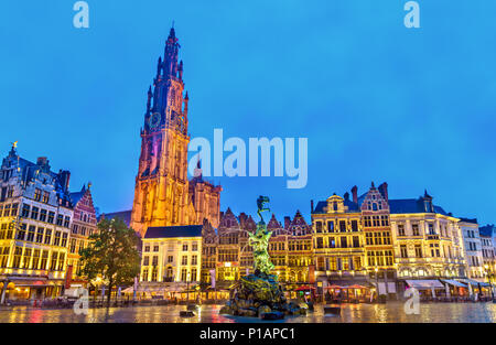 La cathédrale de Notre-Dame et le Silvius Brabo Fontaine sur la Grand-place d'Anvers, Belgique Banque D'Images