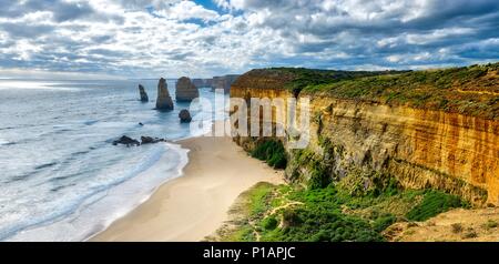 Vue vers les douze apôtres. Les douze apôtres est une collection de cheminées de calcaire de la rive du Port Campbell National Park, par la Great Ocean Road, à Victoria, en Australie. Banque D'Images