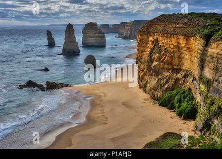 Vue vers les douze apôtres. Les douze apôtres est une collection de cheminées de calcaire de la rive du Port Campbell National Park, par la Great Ocean Road, à Victoria, en Australie. Banque D'Images