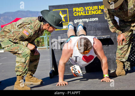 LAKE ELSINORE- Californie (8 octobre 2016) - Le Sgt. 1re classe Jhoana Arriaga, la Compagnie Charlie 2-413ème Bataillon Sergent, et l'autre semoir sergents motiver les concurrents dans l'armée au défi Fitness SoCal Tough Mudder. (Photo par le Cpl. Timothy Yao) Banque D'Images