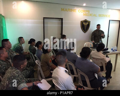 Maître de 2e classe Christopher Carnesi avec 3D Marine Logistics Group, III Marine Expeditionary Force, donne un cours sur l'obligation indépendante Corpsman (IDC) Programme à l'hôpital de marine et des Philippines au cours de débarquement amphibies corpsmen Philippine Exercice 33 (PHIBLEX), 6 octobre 2016. Ces pays sont des cadres supérieurs de l'hôpital corpsman qui sont capables de traiter des maladies et des blessures plus avancés que leurs homologues plus jeunes. PHIBLEX-américain annuel est un exercice bilatéral militaire des Philippines qui combine les capacités amphibies et de tir réel avec des efforts d'assistance humanitaire à st civique Banque D'Images