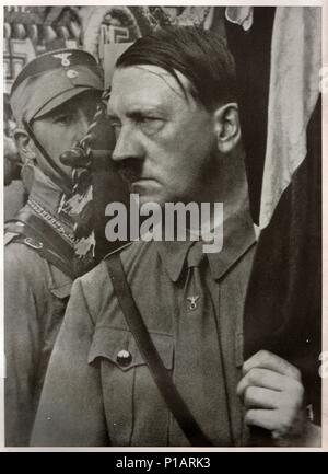 Allemagne - 1935 : Adolf Hitler est titulaire d'une norme au cours du congrès du NSDAP dans la République de Weimar. La reproduction de photos anciennes. Banque D'Images