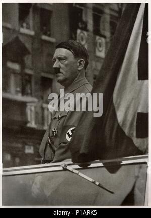 Allemagne - 1937 : leader allemand Adolf Hitler se tient dans son cabriolet. La reproduction de photos anciennes. Banque D'Images